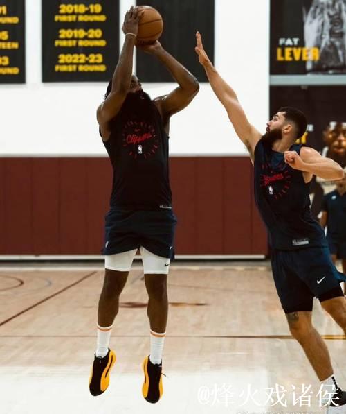 莱昂纳德休赛期接受膝盖手术 恢复进程仍在继续 莱昂纳德休赛期接受膝盖手术 恢复进程仍在继续