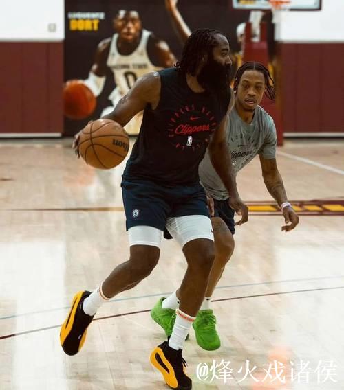 莱昂纳德休赛期接受膝盖手术 恢复进程仍在继续 莱昂纳德休赛期接受膝盖手术 恢复进程仍在继续